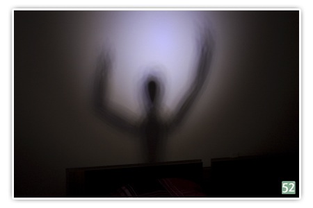 Woche 7 - Monster unterm Bett (auf dem Bild ist ein Schatten von einer angeleuchteten Figur zu sehen)