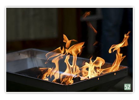 Woche 8 - Bewegung (Projekt52) - auf dem Bild ist ein Ausschnitt von einem Grill mit lodernden Flammen