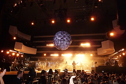 Xavier Naidoo Konzert - Bühnenshow mit riesiger Kugel