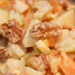 Chicorée-Obstsalat mit Walnüssen